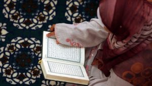 muslimah-membaca-al-quran