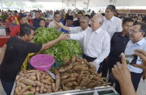 PUTRAJAYA, 17 Mac -- Perdana Menteri, Datuk Seri Najib Tun Razak beramah mesra dengan peniaga semasa meninjau perjalanan perniagaan di pasar belian terus hasil pertanian atau MyFarm Outlet Kasih di Presint 7, Putrajaya hari ini. MyFarm Outlet Kasih menawarkan produk segar terus dari ladang dengan harga jualan lebih murah antara lima hingga 20 peratus. Beliau diiringi Pengerusi Lembaga Pemasaran Pertanian Persekutuan (FAMA), Tan Sri Badruddin Amiruldin. -- fotoBERNAMA (2016) HAK CIPTA TERPELIHARA ?