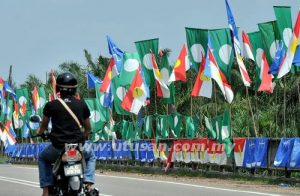 JENGKA, 19 MEI 2012 , Bahang Pilihanraya Semakin Terasa...Walaupun tarikh Pilihan Raya Umum ke-13 (PRU-13) belum diketahui namun tanda-tanda demam pilihanraya mula terasa apabila bendera parti politik Umno,Pas dan Barisan Nasional terpacak dan melekat di tepi jalan menuju ke Felda Jengka 15,Pahang ini.Sesiapa sahaja yang melalui jalan itu pasti tertarik melihat bendera-bendera parti seolah-olah pilihanraya semakin hampir.Apa yang menarik bendera Umno dan Pas berselang seli antara satu sama lain. Gambar : MAHATHIR ALI