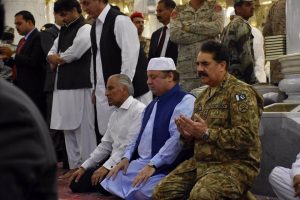 Nawaz-Sharif-and-Raheel-Sharif-at-Masjid-e-Nabvi