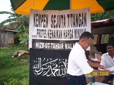 Perjuangan Sejuta Tandatangan Di Pasar Malam Parit Tengah Air Hitam Muar Hizbut Tahrir Malaysia