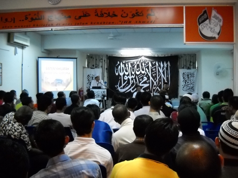 Para hadirin sedang khuysuk mendengar ceramah